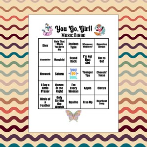 K&ouml;nnte beinhalten: Eine wei&szlig;e Musik-Bingo-Karte mit dem Titel You Go, Girl! Music Bingo und einem Raster aus Songtiteln. Die Kopfzeile zeigt eine Ente auf einem Einhorn-Schwimmtier und einen Flamingo auf einem Surfbrett. Ein bunter Schmetterling ist unter dem Raster.