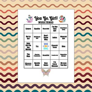 K&ouml;nnte beinhalten: Eine You Go, Girl! Music Bingo Spielkarte mit einem f&uuml;nf-mal-f&uuml;nf Raster aus Songtiteln, einem freien Feld in der Mitte mit dem Text You Go Girl, einem Einhorn auf einem Schwimmring, einem Flamingo auf einem Surfbrett und einem Schmetterling.
