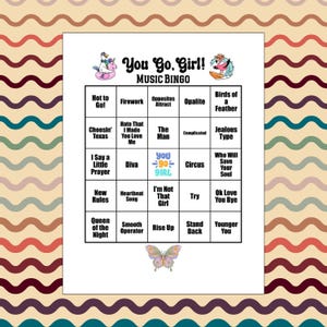 K&ouml;nnte beinhalten: Eine wei&szlig;e You Go, Girl! Musik-Bingo-Spielkarte mit einem Raster aus Songtiteln, einem Flamingo auf einem Surfbrett, einem Einhorn auf einem Schwimmring und einer Schmetterlingsgrafik. Der Text enth&auml;lt Titel wie Hot to Go! und Diva.