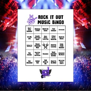 Puede incluir: Una tarjeta de bingo blanca con texto y gr&aacute;ficos morados, titulada "ROCK IT OUT MUSIC BINGO". La tarjeta presenta una cuadr&iacute;cula con t&iacute;tulos de canciones como "Highway to Hell" y "Back in Black". Una multitud y un escenario est&aacute;n en el fondo.