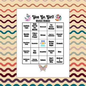K&ouml;nnte beinhalten: Eine You Go, Girl! Music Bingo Spielkarte mit einem 5x5 Raster aus Songtiteln, einem Einhorn auf einem Schwimmring, einem Flamingo auf einem Surfbrett und einem Schmetterlingsmotiv. Das Raster enth&auml;lt Titel wie Jealous Type, Circus und Diva.