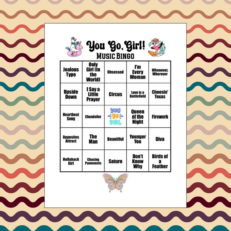 K&ouml;nnte beinhalten: Eine You Go, Girl! Music Bingo Spielkarte mit einem 5x5 Raster aus Songtiteln, einem Einhorn auf einem Schwimmring, einem Flamingo auf einem Surfbrett und einem Schmetterlingsmotiv. Das Raster enth&auml;lt Titel wie Jealous Type, Circus und Diva.