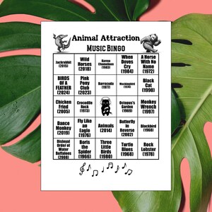 K&ouml;nnte beinhalten: Ein wei&szlig;es Blatt mit dem Titel "Animal Attraction MUSIC BINGO" und einem Raster von tierischen Songtiteln und Jahren. Enth&auml;lt Illustrationen von Tieren wie einem Jackrabbit, einem Pferd und einem B&auml;ren. Noten sind unten.