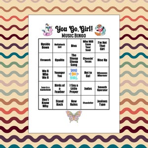 K&ouml;nnte beinhalten: Eine You Go, Girl! Music Bingo Spielkarte mit einem f&uuml;nf-mal-f&uuml;nf Raster und Songtiteln in schwarzer Schrift. Die Kopfzeile zeigt eine Gans auf einem Schwimmring und einen Flamingo auf einem Surfbrett. Ein bunter Schmetterling ist unten zentriert.