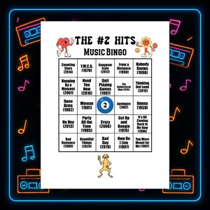 Pu&ograve; includere: Una scheda di gioco del bingo musicale intitolata "The #2 Hits Music Bingo". La scheda presenta una griglia di titoli di canzoni e anni, con illustrazioni retr&ograve; e un bordo al neon. Il design ha un'estetica divertente e nostalgica.