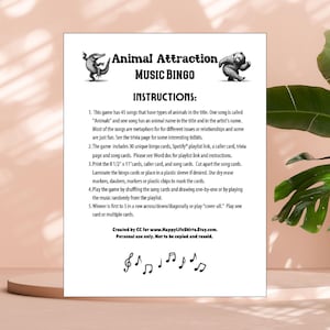 K&ouml;nnte beinhalten: Ein wei&szlig;es Blatt Papier mit dem Titel "Animal Attraction MUSIC BINGO" und Anweisungen. Das Spiel enth&auml;lt 45 Songs mit Tiernamen im Titel. Das Spiel enth&auml;lt 30 einzigartige Bingokarten. Das Spiel wurde von CC f&uuml;r www.HappyLifeShirts.Etsy.com erstellt.