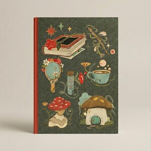 Diario magico in stile cottagecore, quaderno vintage con casa di funghi botanici, diario con copertina rigida illustrato da una foresta stregata