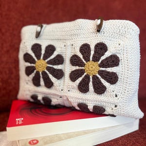 Pochette de livre fleur marguerite au crochet, couverture de livre marguerite, cadeau fait main pour amateur de lecture, pochette de livre, pochette livre au crochet confortable cartable fait main