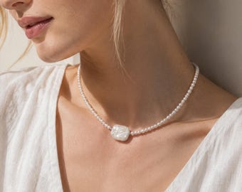 Collana girocollo barocca fatta a mano con perle d'acqua dolce, gioiello da sposa minimalista.