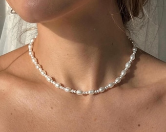 Collana girocollo fatta a mano con perle d'acqua dolce, gioiello da sposa barocco minimalista.