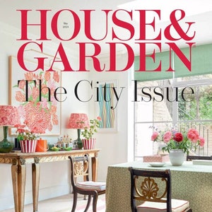 Op de afbeelding: Een tijdschriftcover voor House & Garden, met de tekst "The City Issue". De cover toont een foto van een eetkamer met een tafel, stoelen en een tapijt. Het tapijt is rood-wit gestreept. De tekst op de cover omvat ook "What Cath Kidston did next - and her bright, colourful London house" en "Modern Marvels 25 Sculptural Chairs Insider Guides to Athens + Kyoto".