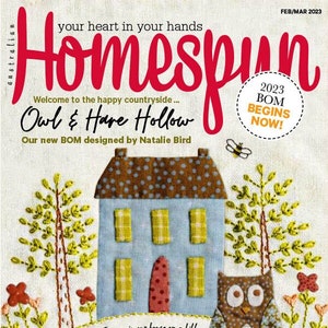 Op de afbeelding: Homespun-tijdschriftcover met een kleurrijke illustratie van een huis, een uil en een haas. De tekst "Owl & Hare Hollow" staat op de cover. Het tijdschrift is voor handwerken en bevat projecten zoals patchwork, applicatie, borduren, haken, breien en speelgoed maken.