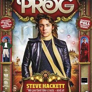 Puede incluir: Portada de la revista "PROG" con Steve Hackett. La portada tiene un diseño vintage con temática de circo, bordes decorativos e ilustraciones. El texto incluye detalles sobre los álbumes en solitario de Hackett y una oferta de descarga. El título de la revista es prominente.