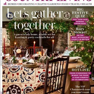 Op de afbeelding: De cover van het Country Living magazine van januari 2026 toont een feestelijke tafelsetting met kaarsen en glaswerk. De titel luidt 'Let's gather together' en bevat artikelen over wonen, ambachten en reizen.