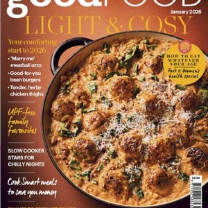 Puede incluir: La portada de enero de 2026 de la revista "goodFOOD" presenta un plato de albóndigas y orzo en una olla negra. El texto de la portada incluye "LIGHT & COSY" y consejos de cocina. También se anuncia un especial de salud.