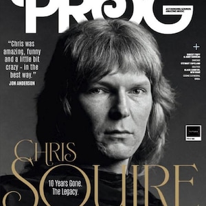 Pode incluir: Uma capa de revista com um retrato a preto e branco de Chris Squire. A palavra "PROG" está no topo. O texto inclui "15-TRACK MUSIC DOWNLOAD FROM TIGERMOTH RECORDS" e detalhes sobre o legado musical de Squire.