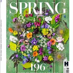 Puede incluir: La portada de Country Living Collection Spring Special 2026 presenta la palabra "SPRING" en letras blancas grandes, rodeada de un vibrante arreglo de flores coloridas. El número "196" se muestra de forma destacada, con el texto debajo que dice "PAGES OF FRESH IDEAS TO MAKE THE MOST OF THE SEASON AHEAD."