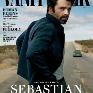 Może przedstawiać: Okładka magazynu z Sebastianem Stanem, aktorem, w czarno-białej, pasiastych kurtce. Magazyn to Vanity Fair, a tekst na okładce brzmi "All Roads Lead to Sebastian Stan".