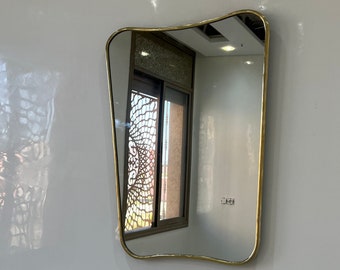 Specchio italiano in ottone curvo, specchio asimmetrico, specchio irregolare a farfalla, specchio da parete lussuoso, specchio da bagno