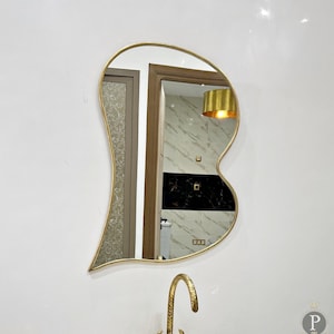 Espejo de latón con letra B, elegante espejo irregular para decoración del hogar, diseño de baño, espejo asimétrico, espejo personalizado único, espejo de pared de latón ondulado.