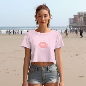 Baby Crop Top for Women, Kiss Print Tee, Short Sleeve Kiss Shirt, Lips Baby Crop Tee for Women, Graphic Print Crop Top, Women&#39;s Baby Tee,
