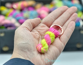Porte-clés en laine teinte à la main, pendentif petit brin de fil, diverses couleurs, idéal comme cadeau