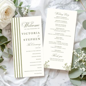 Può includere: Eleganti programmi per la cerimonia nuziale con strisce verde oliva e accenti floreali. I programmi presentano i nomi della coppia, Victoria e Stephen, e i dettagli del corteo nuziale. Rose bianche e verde completano il design.