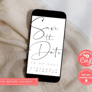 Könnte beinhalten: Ein weißes Smartphone-Mockup mit einem schwarzen Bildschirm, auf dem eine Save-the-Date-Ankündigung mit dem Text "Save the Date" in einer kursiven Schriftart angezeigt wird. Das Datum "18.09.2021" wird unter dem Text angezeigt, gefolgt von den Namen "Stephanie + Winston". Das Telefon befindet sich auf einer weißen und beigefarbenen strukturierten Oberfläche. Der Text "Personalisieren mit Corjl" wird in einem roten Kreis mit einem Zahnradsymbol angezeigt. Der Text "100% Editable Instant Download Template" wird in einem roten Kreis mit einem Abwärtspfeilsymbol angezeigt.