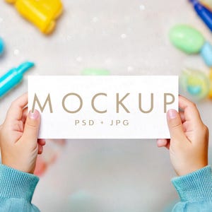 ギフト券モックアップ、子供の手ギフトカードモックアップ、ギフト証明書モックアップ、ギフトチケットモックアップ、子供用モックアップ、ブルーバウチャーモックアップ
