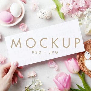 Ostern Geschenkgutschein Mockup, Ostergeschenkkarte Mockup, Rosa Mockup, Ostergutschein Mockup, Geschenkkarte Mockup Rosa Floral mit Händen