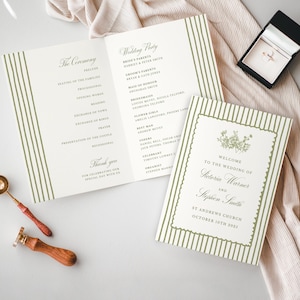 Puede incluir: Juego de papelería de boda con programa, invitación y joyero. El programa y la invitación tienen un borde a rayas verdes. La invitación dice "Bienvenida a la boda de Victoria Warner y Stephen Smith."