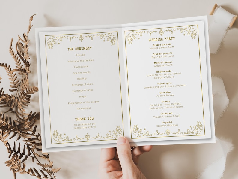 Op de afbeelding: Een trouwprogramma met gouden bloemaccenten en tekst. Het programma bevat de details van de ceremonie, de leden van het bruiloftsfeest en een bedankbericht. Het programma wordt in een hand gehouden.