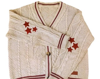 Cardigan folk rouge/gilet brodé d'étoiles/pull surdimensionné à col en V/cadeau de Noël tricoté à la main pour les fans