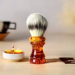 Handgemaakt scheerkwastje van 26 mm oranje hars, uniek cadeau voor hem Nat scheerapparaat voor moderne mannen Gepersonaliseerd scheeraccessoire