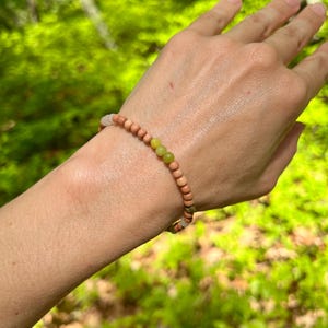 Pulsera delicada de piedras preciosas / Pulsera minimalista bohemia apilable / Cuarzo rosa, serpentina, unakita, palo de rosa