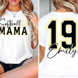 Camiseta Comfort Colors® para mamás de jugadoras de sóftbol, camiseta personalizada con nombre, camiseta para mamás deportistas con diseño anverso y reverso, camiseta para mamás en el día del partido, camiseta de apoyo para mamás de jugadoras de sóftbol imagen 3