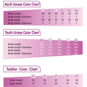 Puede incluir: Una tabla de tallas para ropa unisex para adultos, jóvenes y niños pequeños. La tabla muestra las medidas de largo y ancho del cuerpo en centímetros, junto con los valores de tolerancia. Tallas de XS a 3XL para adultos, XS a XL para jóvenes y 2T a 6T para niños pequeños.