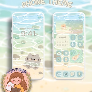 Può includere: Un tema per telefono digitale che mostra due smartphone con un'estetica di acqua azzurra e sabbia. Gli schermi presentano un'illustrazione di un gatto, un calendario per agosto e varie icone di app. Il testo PHONE THEME è in alto.