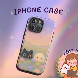 Op de afbeelding: iPhone-hoesje met een kleurrijk ontwerp. De hoes heeft een zwarte kat en een witte geest in een bloemenveld, met een zonsondergang en regenboog op de achtergrond. De tekst "IPHONE CASE" staat bovenaan. Het merk is "VIKTOJA".