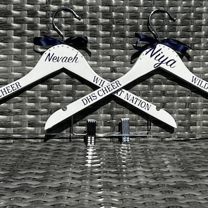 Personalisierter Cheer Hanger | Aufhänger | Cheer Hanger | Benutzerdefinierte Cheer Uniform Kleiderbügel | Personlaized Cheer Uniform Kleiderbügel | Kostenloser Versand