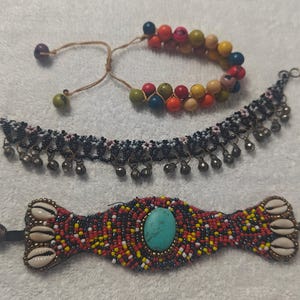 Ensemble de bijoux bohèmes (3 pièces) : bracelet manchette tribal en coquillages cauris et perles, bracelet de cheville à grelots et bracelet ajustable en perles de bois colorées – Festival
