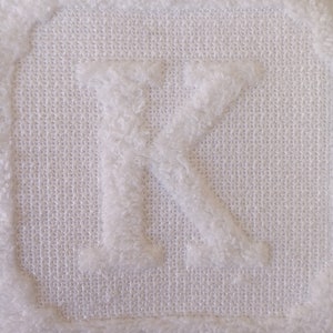 Diseño de toalla con monograma en relieve, 5 tamaños, clasificados de la A a la Z, ideal para máquina de bordar con una sola aguja