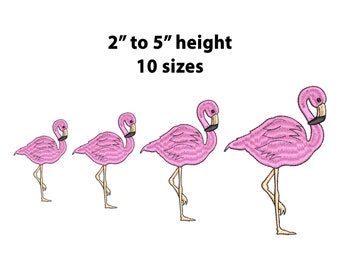 Może przedstawiać: Cztery wzory haftu różowych flamingów w różnych rozmiarach, od 5 do 13 centymetrów wysokości. Tekst "2" to 5" height 10 sizes" znajduje się nad wzorami.