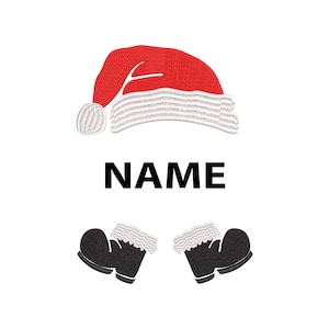 Puede incluir: Diseño bordado con un gorro de Papá Noel rojo con ribete blanco, la palabra "NAME" en letras negras en negrita y botas negras con ribete blanco. El diseño está sobre un fondo blanco.