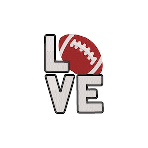 Peut inclure: Motif brodé avec le mot "LOVE" et un ballon de football remplaçant le "O". Les lettres sont blanches avec des contours noirs, et le ballon est rouge avec des rayures blanches. Le motif est sur fond blanc.
