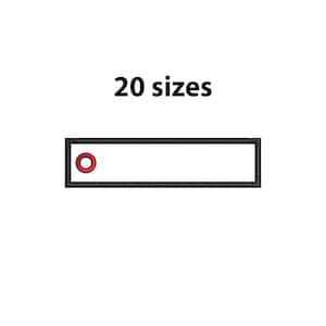 Könnte beinhalten: Ein rechteckiges weißes Etikett mit schwarzem Rand und einem roten Kreis auf der linken Seite. Der Text "20 Größen" steht über dem Etikett.