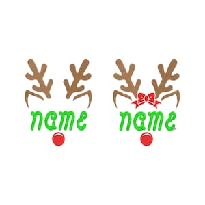 Può includere: Due facce di renna con corna, occhi verdi e nasi rossi. La renna a sinistra ha un nome verde, e la renna a destra ha un nome verde e un fiocco rosso.