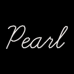Puede incluir: La palabra "Pearl" escrita con perlas blancas sobre un fondo negro. Las perlas están dispuestas en una fuente cursiva, creando un diseño simple pero elegante. La imagen es limpia y minimalista.