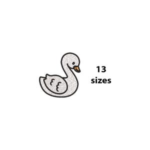 Pode incluir: Um patch bordado com um cisne branco com corpo texturizado cinza, olho preto e bico marrom. O texto "13 tamanhos" é exibido em preto, indicando a disponibilidade de vários tamanhos para este patch.