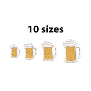 Peut inclure: Quatre broderies de chopes de bière avec de la mousse blanche et de la bière jaune doré. Les chopes varient en taille, avec le texte "10 tailles" au-dessus. Les chopes ont des anses blanches et sont sur fond blanc.